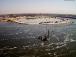 Vue aérienne du chantier dunouveau barrage en directionde l’Est, avant la mise hors d’eau