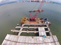 Installation des prédalles préfabriquéesdepuis le ponton flottant