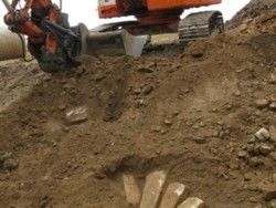 Découverte d’une voûte effondrée lors du décapage de surface de la fouille archéologique en 2014.