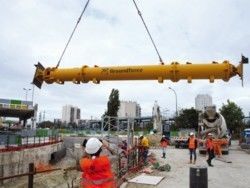 D’un poids proche de 4 600 kilos, les butons hydrauliquesnécessitent pour leur manutention des moyens de levage plusimportants que les butons classiques .