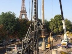 Les fondations de la future gare RERPont-de-l’Alma se déroulent au piedde la tour Eiffel.
