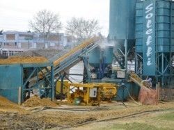 Centrale de fabrication de coulis à l’extérieur avec un silo pour stocker le ciment.