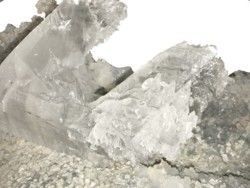 Minéral de gypseparfaitement cristallisé,translucide, avec unepartie qui avait commencéà subir une dissolution.