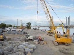 Atelier de confection des sacs de pierreset des gabions au dépôt Balineau enbordure de la Garonne.