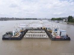 Descente en cours du gabion vers le fond du fleuve à une profondeur de 20 m.