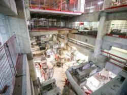 Vue de la « faille » qui a été creusée dans le parking entre deux files de poteaux pour créer un accès vertical de surface jusqu’au dernier niveau de sous-sol