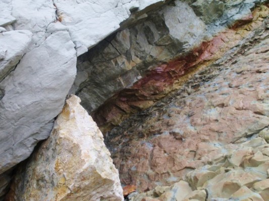 DANIEL FAISANTIEU : UNE PERPÉTUELLE SOIF D'APPRENDRE - <p>Photo géologique, prise dans<br />les falaises de Bidart (Pyrénées-<br />Atlantique), montrant la ligne KT<br />(en gris foncé sous la couche rouge<br />orangée) qui marque l’épisode de<br />l’extinction des dinosaures à la fin<br />de l’ère secondaire.</p>