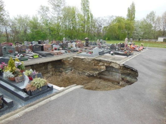 DES RISQUES GRAVES AVÉRÉS : ACCIDENTS ET INCIDENTS - <p>Effondrement du cimetière de Sannois en avril 2014 provoqué par une dissolution de gypse.</p>
