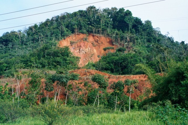FRANCIS BARDOT, DE GÉOTECHNICIEN À EXPERT JUDICIAIRE - <p>Francis Bardot a effectué une expertise pénale lors du glissement de terrain du mont Cabassou en Guyane en 2000. Ce sinistre, qui a provoqué la mort de 10 personnes, a exigé d’importants travaux comme le déplacement de la route qui dessert la base de Kourou.</p>