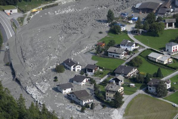 L'IMPACT DU DÉGEL DES PERMAFROSTS SUR LES  PROPRIÉTÉS MÉCANIQUES DES SOLS - <p>Figure 1 : Coulée de boue qui a suivi l'effondrement d'un glacier, Bondo (Suisse) 2017.</p>