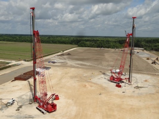 MENARD USA : RECORD MONDIAL DE PROFONDEUR POUR DES COLONNES À MODULE CONTRÔLÉ - <p>Le chantier de renforcement des sols à<br />Raceland en Louisiane (Etats-Unis) utilise<br />deux grues à chenilles de 200 tonnes de<br />capacité de type Manitowoc 14 000 afin<br />de procéder à l’installation des 2 000<br />colonnes (CMC).</p>