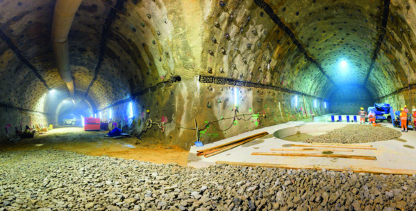 TUNNELS ET PUITS DE CONSTRUCTION : AVANTAGES DE LA SURVEILLANCE PAR CAPTEURS À FIBRES OPTIQUES - <p>Tunnel de base du Semmering pendant la construction.</p>